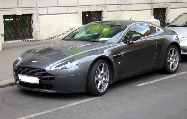 Автомобиль Aston Martin aspire на дороге