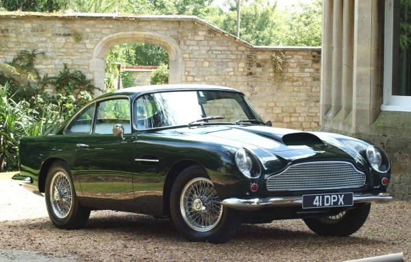 Автомобиль Aston Martin db4 на дороге