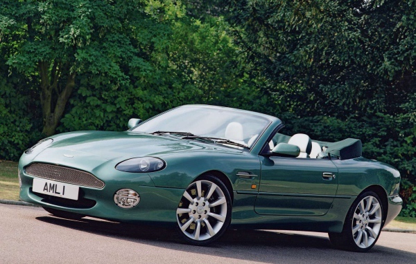 Автомобиль Aston Martin db7 на дороге