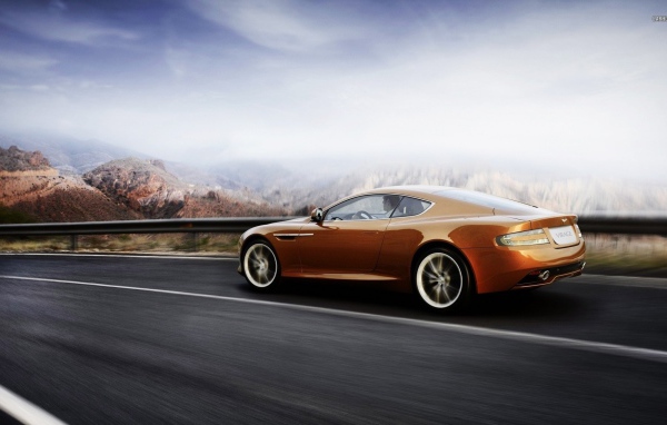 Автомобиль марки Aston Martin модели virage