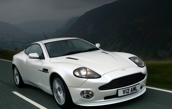 Автомобиль марки Aston Martin модели v12