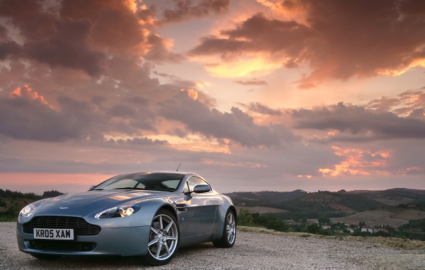 Автомобиль марки Aston Martin модели v8 vantage