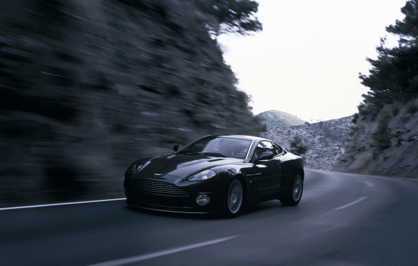 Дизайн автомобиля Aston Martin v12