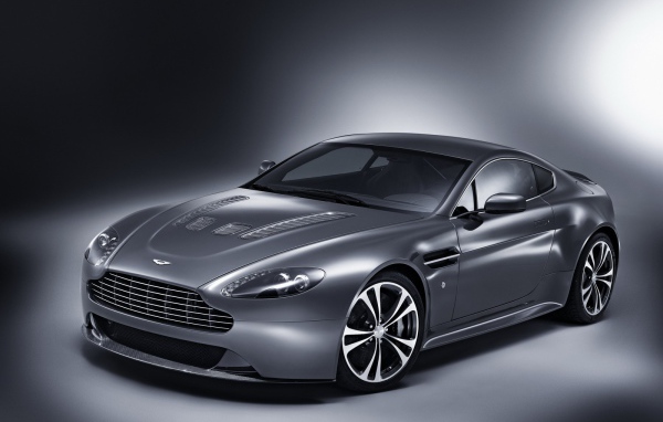 Дизайн автомобиля Aston Martin v8 vantage