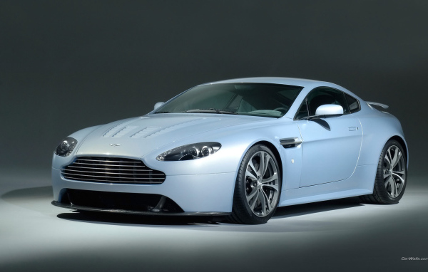 Новый автомобиль Aston Martin v12