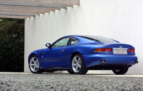 Надежный автомобиль Aston Martin db7