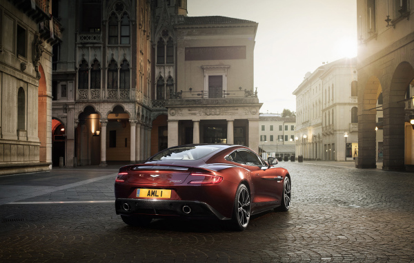 Надежный автомобиль Aston Martin 2013
