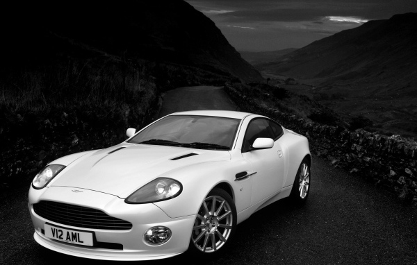 Тест драйв автомобиля Aston Martin v12