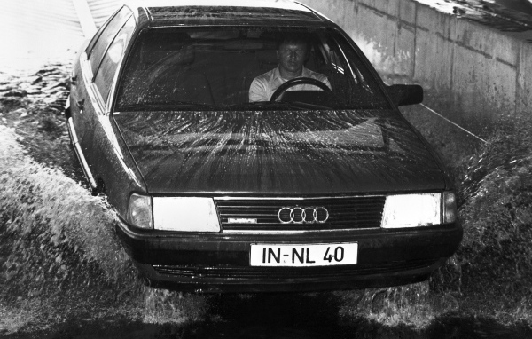 Автомобиль Audi 100 на дороге