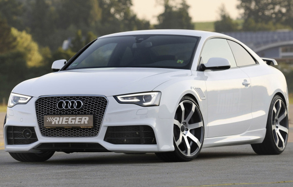 Автомобиль Audi a5 на дороге