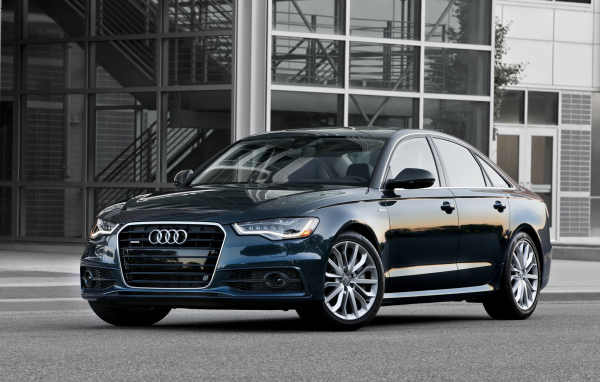 Автомобиль Audi a6 на дороге