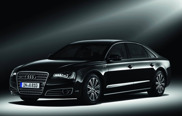 Автомобиль Audi a8 на дороге