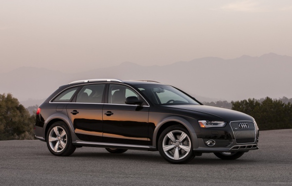 Автомобиль Audi allroad на дороге