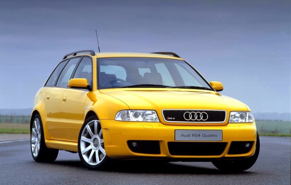 Автомобиль Audi b5 на дороге