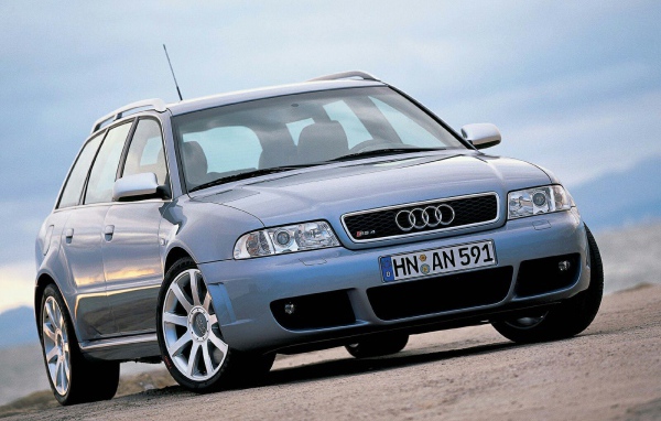 Автомобиль Audi c5 на дороге