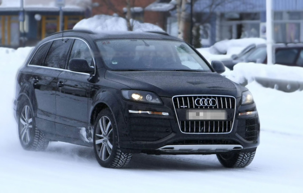 Автомобиль Audi 2014 на дороге