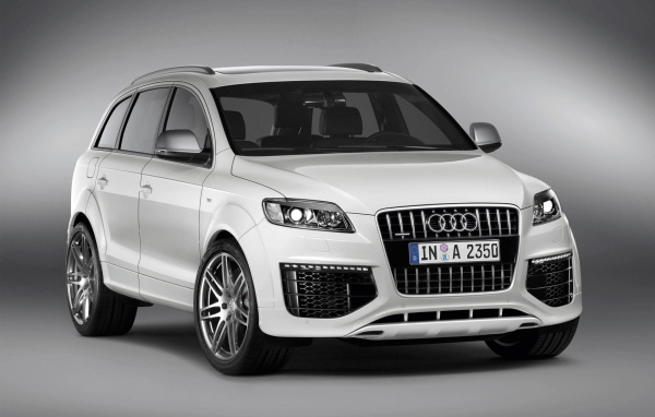 Автомобиль Audi q5 на дороге