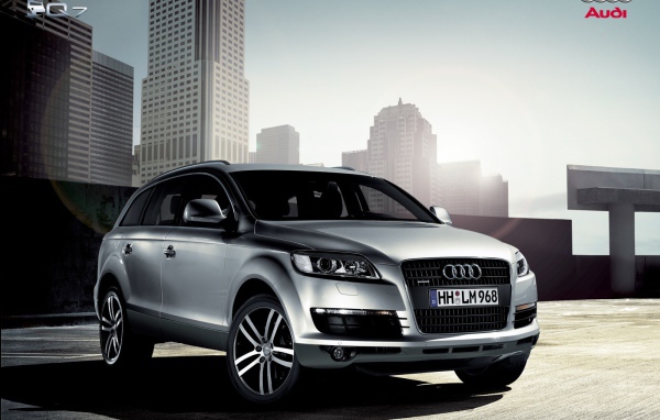Автомобиль Audi q7 на дороге