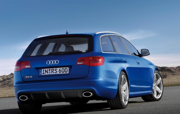 Автомобиль Audi rs6 на дороге