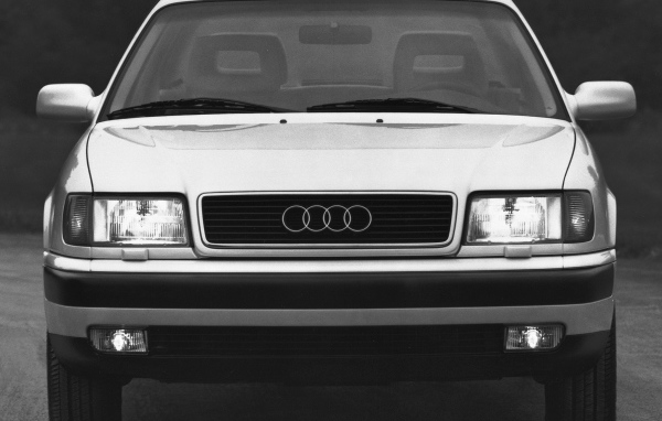 Красивый автомобиль Audi 100 в Москве