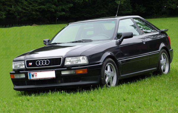 Красивый автомобиль Audi 80 в Москве