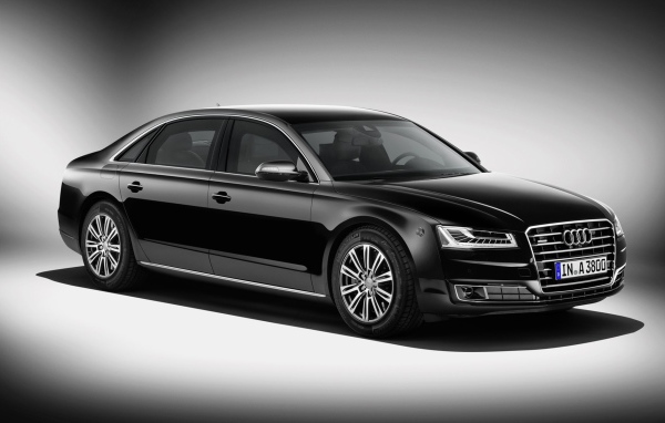 Красивый автомобиль Audi A8 2014