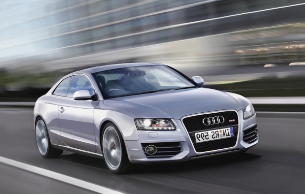 Красивый автомобиль Audi RS Q3 2014 года