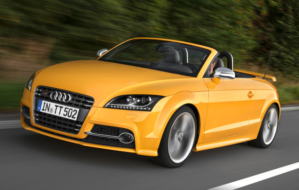 Красивый автомобиль Audi TT 2014 года в Москве