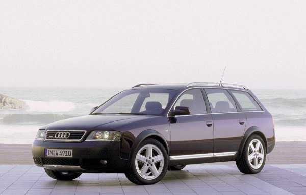 Красивый автомобиль Audi allroad в Москве