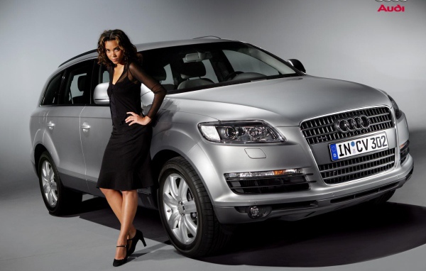 Красивый автомобиль Audi q7 в Москве