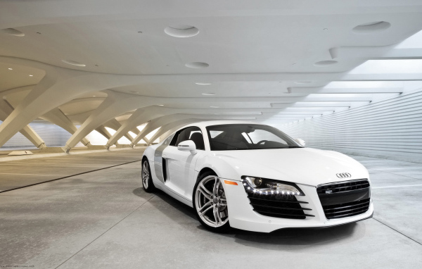 Красивый автомобиль Audi r8 в Москве