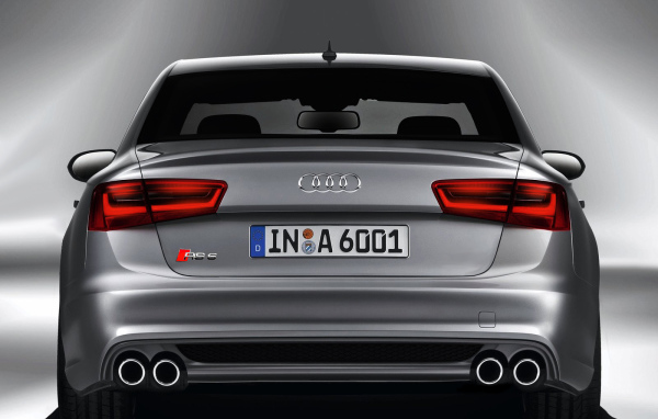 Красивый автомобиль Audi rs6