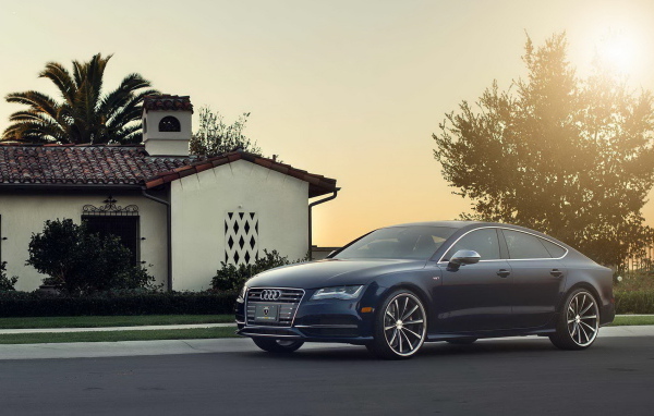 Красивый автомобиль Audi rs7