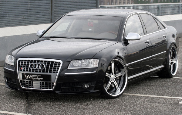 Красивый автомобиль Audi s8
