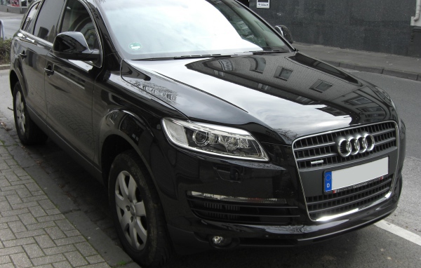 Черный Audi Q7