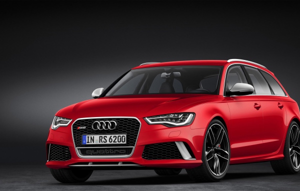 Автомобиль Audi RS Q3 2014 года на дороге