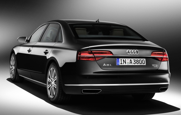 Автомобиль марки Audi модели A8 2014