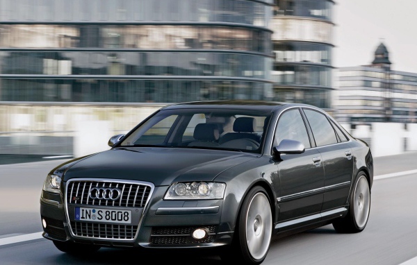 Автомобиль марки Audi модели s8