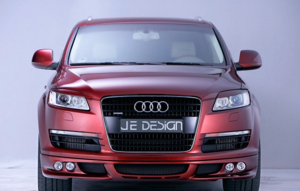 Вишневый Audi Q7