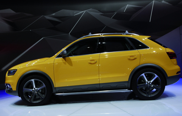 Желтый Audi Q3