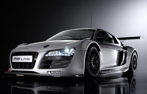 Новая машина Audi r8