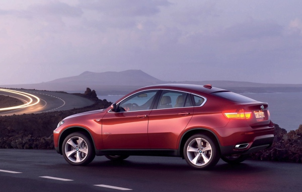 Красный BMW На дороге