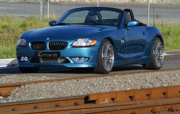 BMW у железной дороги