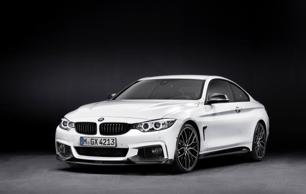 Автомобиль BMW 4-series 2014 года на дороге