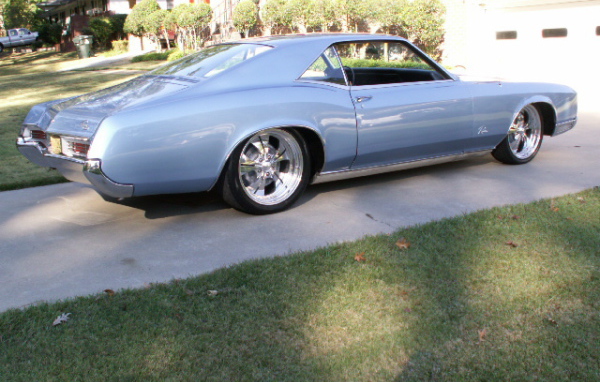 Серый buick riviera 1971