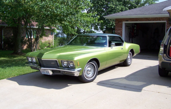 Зеленый buick riviera 1971