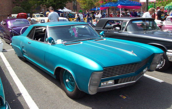 Бирюзовый buick riviera 1971
