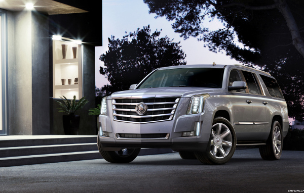 Серебристый Cadillac Escalade 2014