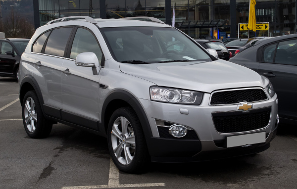 Автомобиль Chevrolet Captiva 2014 на дороге
