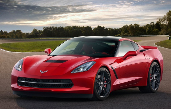 Автомобиль Chevrolet Corvette 2014 года на дороге